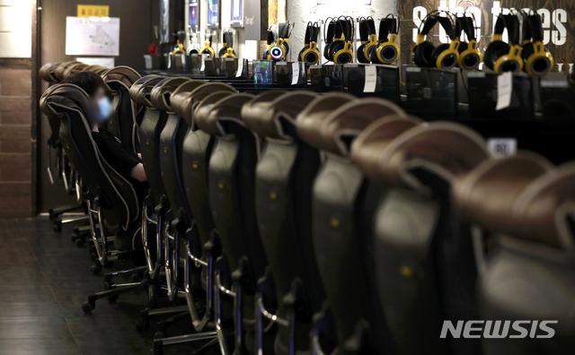 [서울=뉴시스] 이윤청 기자 = 고위험시설로 일시 지정됐던 PC방의 운영이 재개된 14일 서울 성동구의 한 PC방에서 한 시민이 마스크를 쓰고 자리에 앉아 있다. 2020.09.14.&nbsp; radiohead@newsis.com