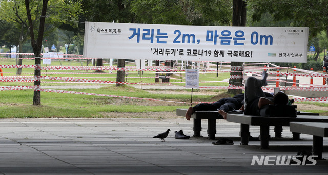 [서울=뉴시스] 박주성 기자 = 정부의 사회적 거리두기 2단계 완화 조치에도 한강공원 통제가 당분간 지속되기로 한 14일 오후 서울 여의도 한강시민공원에 시민들이 휴식을 취하고 있다. 2020.09.14. park7691@newsis.com