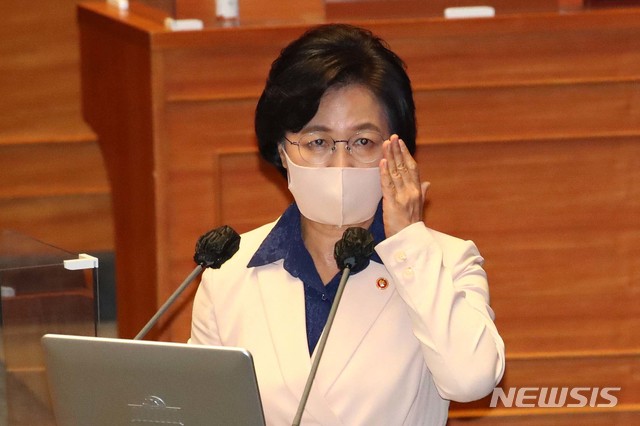 [서울=뉴시스]최동준 기자 = 추미애 법무부 장관이 14일 오후 서울 여의도 국회 본회의장에서 열린 정치분야 대정부 질문에서 더불어민주당 정청래 의원의 질문에 답하고 있다. 2020.09.14.&nbsp; photo@newsis.com