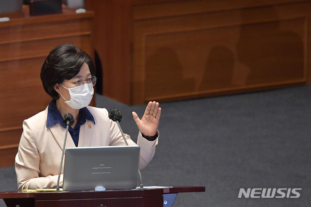 [서울=뉴시스]최동준 기자 = 추미애 법무부장관이 14일 오후 서울 여의도 국회에서 열린 본회의 정치분야 대정부 질문에 참석해 답변하고 있다. 2020.09.14. photo@newsis.com