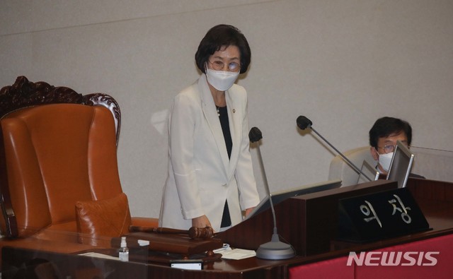 [서울=뉴시스]김선웅 기자 = 김상희 국회부의장이 14일 오후 서울 여의도 국회 본회의에서 열린 정치분야 대정부질문에서 발언을 하고 있다. 2020.09.14. photo@newsis.com