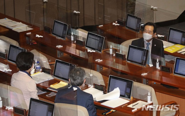 [서울=뉴시스]김선웅 기자 = 정세균 국무총리가 14일 오후 서울 여의도 국회 본회의에서 열린 정치분야 대정부질문에서 추미애 법무부 장관, 이인영 통일부 장관과 대화를 나누고 있다. 2020.09.14. photo@newsis.com