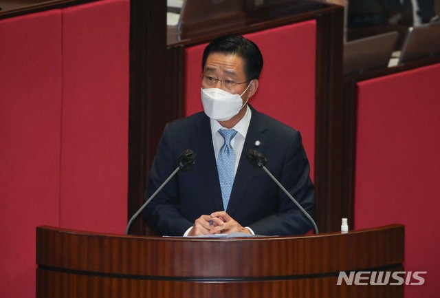 [서울=뉴시스]김선웅 기자 = 이태규 국민의당 의원이 14일 오후 서울 여의도 국회 본회의에서 열린 정치분야 대정부질문에서 추미애 법무부 장관에게 질의하고 있다. 2020.09.14.&nbsp; photo@newsis.com