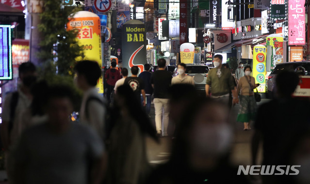 [서울=뉴시스] 박미소 기자 = 수도권의 사회적 거리두기 조치가 2단계로 완화된 지난 14일 오후 서울 송파구의 한 거리에서 시민들이 걸어가고 있다. 2020.09.14. misocamera@newsis.com