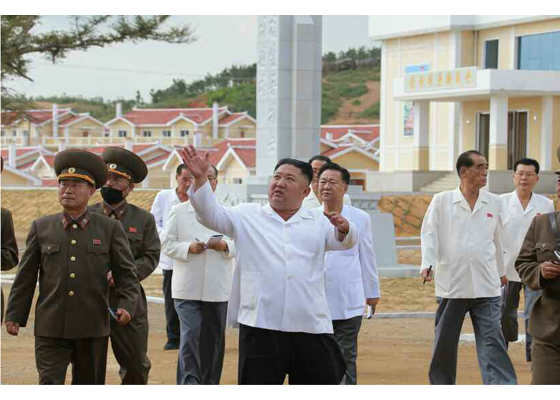 [서울=뉴시스] 북한 노동당 기관지 노동신문은 15일 "김정은 동지께서 폭우와 강풍 피해를 복구해 새로 일떠세운 황해북도 금천군 강북리를 현지지도 하셨다"고 보도했다. 2020.09.15. (사진=노동신문 캡처) photo@newsis.com 