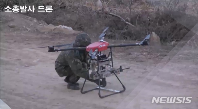  [서울=뉴시스]방위사업청이 실험 중인 '소총 발사 드론'. (사진/방위사업청 자료 캡처) photo@newsis.com