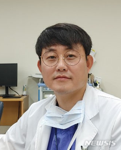 [익산=뉴시스] =원광대학교병원은 엄기성(신경외과) 교수가 제27차 대한신경손상학회 정기학술대회에서 라미 우수논문상을 수상했다고 15일 밝혔다. 사진 엄기성 교수. (사진 =원광대학교병원 제공) 2020.09.15.photo@newsis.com