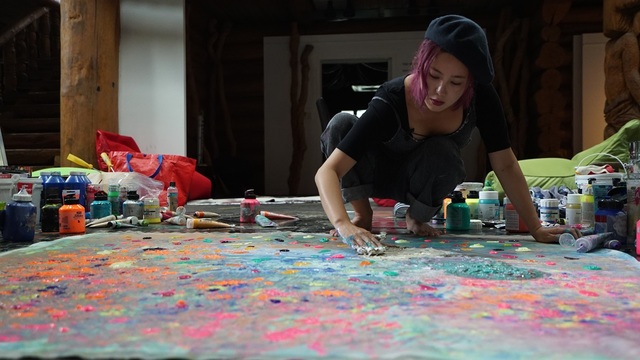 [서울=뉴시스] 가수 겸 화가 솔비의 핑거 페인팅 모습. (사진 = 엠에이피크루 제공) 2020.09.15. photo@newsis.com