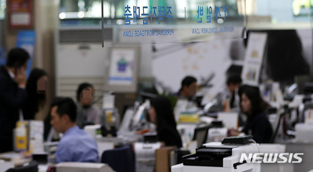 은행 예·적금 이탈 가속…주식·코인으로 머니무브