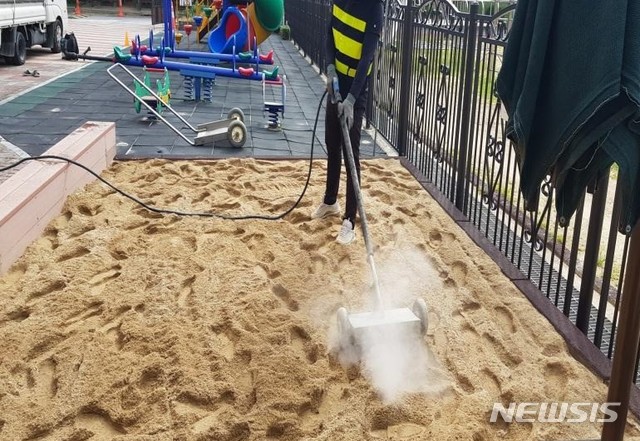 학교 모래놀이터 소독