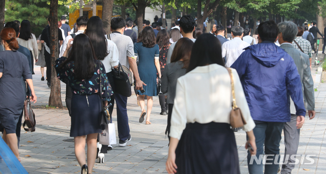 [서울=뉴시스]배훈식 기자 = 신종 코로나바이러스 감염증(코로나19) 확산 방지를 위한 수도권 사회적 거리두기가 2단계로 완화된 후인 지난 15일 오전 서울 영등포구 여의도역 앞에서 시민들이 출근길 발걸음을 서두르고 있다. 2020.09.15. dahora83@newsis.com