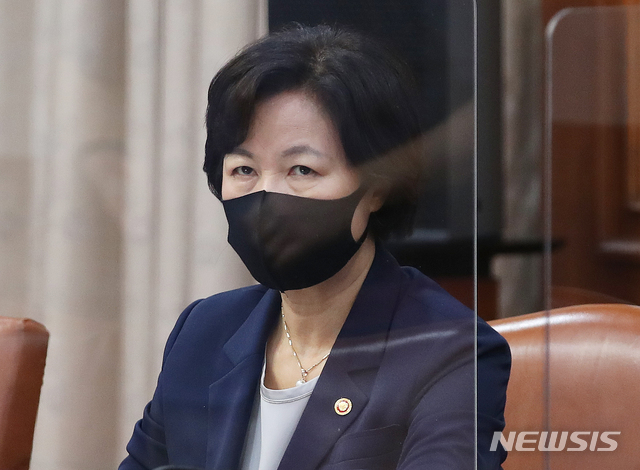 [서울=뉴시스]김명원 기자 = 추미애 법무부 장관이 15일 오전 서울 종로구 정부서울청사에서 열린 국무회의에 참석해 자리하고 있다. 2020.09.15.&nbsp; photo@newsis.com