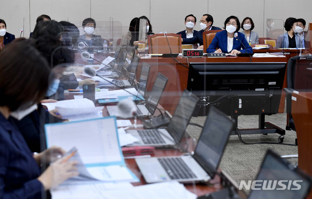 [서울=뉴시스] 김진아 기자 = 이정옥 여성가족부 장관이 15일 서울 여의도 국회에서 열린 여성가족위원회 전체회의에서 의원의 질의에 답하고 있다. (공동취재사진) 2020.09.15. photo@newsis.com