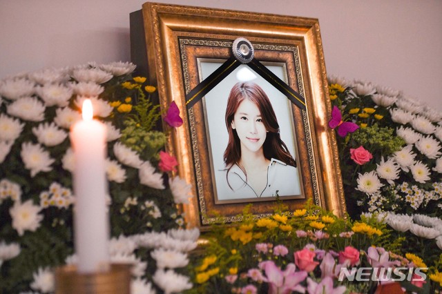 [서울=뉴시스]사진공동취재단 = 갑작스럽게 세상을 떠난 故 배우 오인혜 씨의 빈소가 15일 인천 중구 신흥동 인하대학교부속병원 장례식장에 마련됐다. 2020.09.15. photo@newsis.com