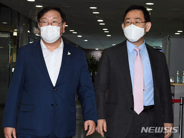 [서울=뉴시스] 김진아 기자 = 김태년 더불어민주당 원내대표, 주호영 국민의힘 원내대표가 15일 서울 여의도 '국회 열린스튜디오 개소식'에 참석하고 있다. (공동취재사진) 2020.09.15.&nbsp; photo@newsis.com