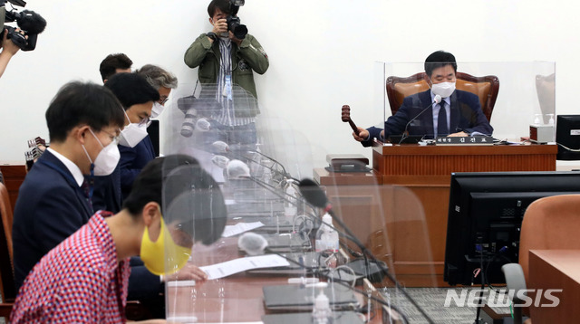 [서울=뉴시스]김선웅 기자 = 김진표 윤리특별위원회 위원장이 15일 오후 서울 여의도 국회에서 열린 윤리특별위원회 제1차 전체회의를 주재하고 있다. (공동취재사진) 2020.09.15. photo@newsis.com