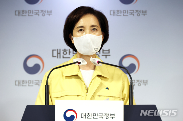[서울=뉴시스]김명원 기자 = 유은혜 사회부총리 겸 교육부 장관이 15일 서울 종로구 정부서울청사 합동브리핑실에서 시도교육감협의회 간담회 주요 협의 및 결정사항 및 21일 이후 전국 학교 등교수업 방식에 관한 발표를 하고 있다. 2020.09.15.&nbsp; kmx1105@newsis.com 