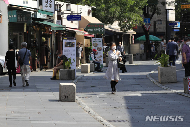 [서울=뉴시스] 박민석 기자 = 수도권 사회적 거리두기가 2단계 완화 이틀째인 15일 오후 서울 종로구 인사동 거리가 한산한 모습을 보이고 있다. 2020.09.15.&nbsp; mspark@newsis.com