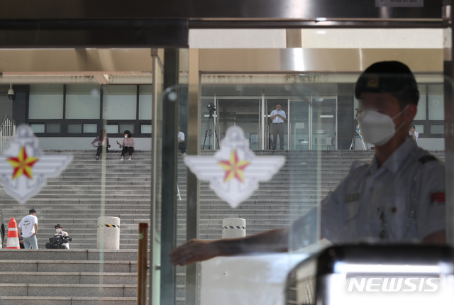 [서울=뉴시스] 고승민 기자 = 추미애 법무부 장관의 아들 '군 휴가 의혹'을 수사중인 검찰이 국방부에 대한 압수수색을 실시한 15일 서울 국방부 청사 별관 앞에 취재진이 모여 있다. 2020.09.15.kkssmm99@newsis.com