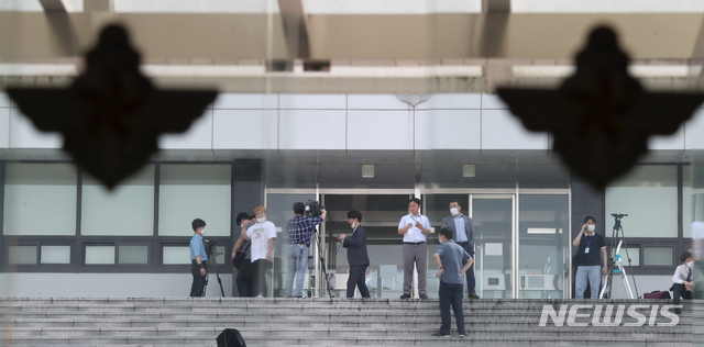 [서울=뉴시스] 고승민 기자 = 추미애 법무부 장관의 아들 '군 휴가 의혹'을 수사중인 검찰이 국방부에 대한 압수수색을 실시한 15일 서울 국방부 청사 별관 앞에 취재진이 모여 있다. 2020.09.15.kkssmm99@newsis.com