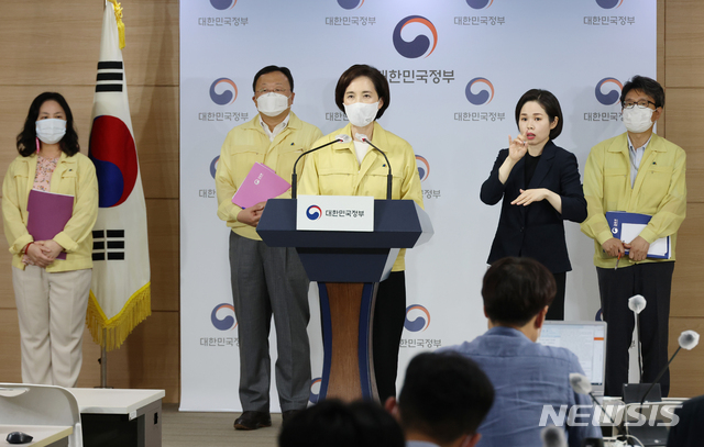 [서울=뉴시스]김명원 기자 = 유은혜 사회부총리 겸 교육부 장관이 15일 서울 종로구 정부서울청사 합동브리핑실에서 시도교육감협의회 간담회 주요 협의 및 결정사항과 21일 이후 전국 학교 등교수업 방식에 관한 발표를 마친후 기자들의 질문에 답하고 있다. 2020.09.15.&nbsp; kmx1105@newsis.com