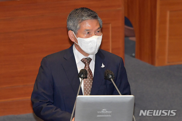 [서울=뉴시스] 김진아 기자 = 정경두 국방부 장관이 15일 오후 서울 여의도 국회에서 열린 외교·통일·안보 분야 대정부질문에서 안규백 더불어민주당 의원의 질의에 답하고 있다. (공동취재사진) 2020.09.15. photo@newsis.com