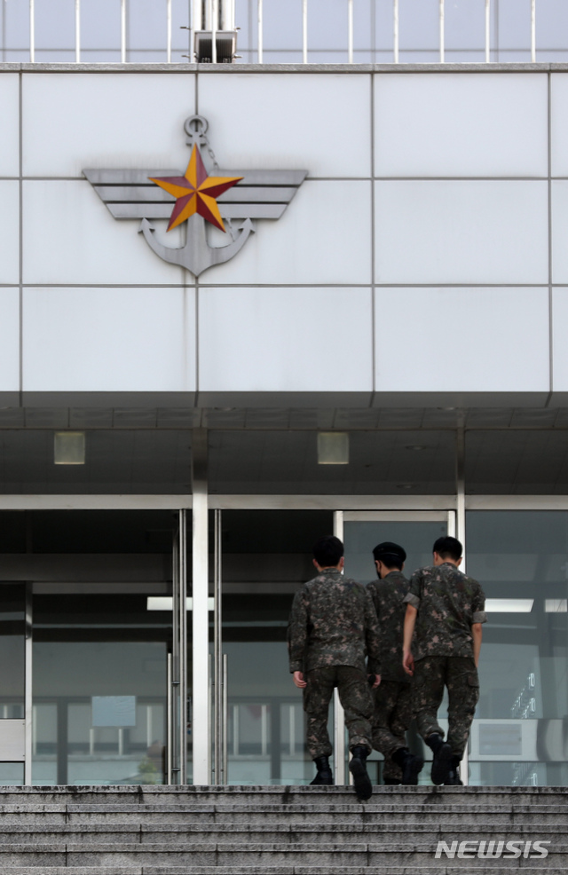 [서울=뉴시스] 고승민 기자 = 추미애 법무부 장관의 아들 '군 휴가 의혹'을 수사중인 검찰이 국방부에 대한 압수수색을 실시한 15일 서울 국방부 청사 별관 앞으로 군인들이 지나고 있다. 2020.09.15. kkssmm99@newsis.com