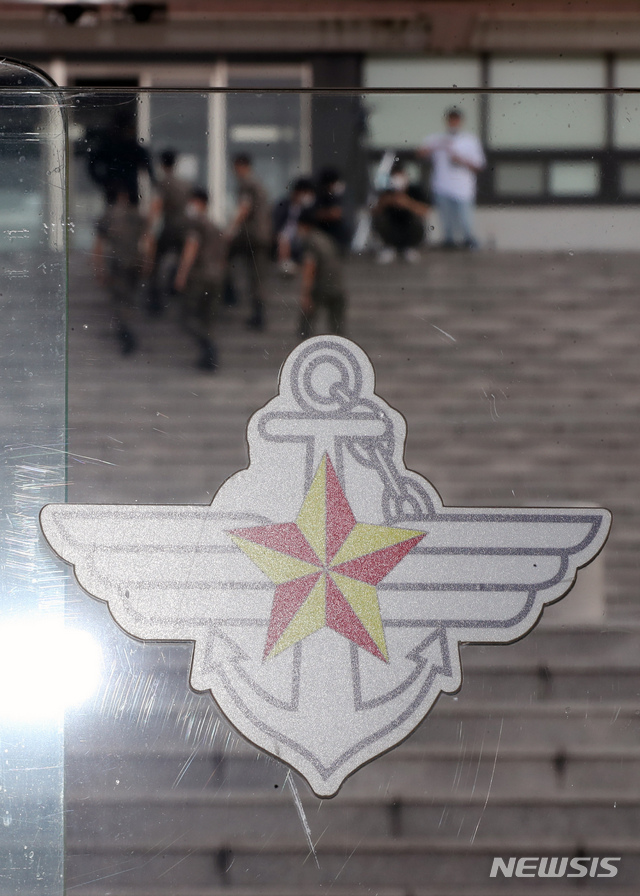 [서울=뉴시스] 고승민 기자 = 추미애 법무부 장관의 아들 '군 휴가 의혹'을 수사중인 검찰이 국방부를 압수수색한 지난 15일 서울 국방부 청사 별관 앞으로 군인들이 지나고 있다. 2020.09.15.kkssmm99@newsis.com