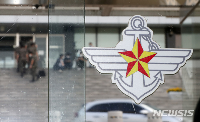 [서울=뉴시스] 고승민 기자 = 추미애 법무부 장관의 아들 '군 휴가 의혹'을 수사중인 검찰이 국방부에 대한 압수수색을 실시한 지난 15일 서울 국방부 청사 별관 앞으로 군인들이 지나고 있다. 2020.09.15.kkssmm99@newsis.com