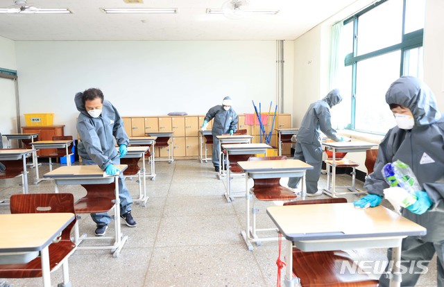 [서울=뉴시스]동작구(구청장 이창우)가 15일 서울공업고등학교 확진자(타지자체 거주) 발생에 따라 학교 내 현장 선별진료소를 설치하고 해당학년 학생 전체와 교직원 등 400여명을 대상으로 검체 전수조사를 실시하고 4개동 방역지원단을 투입해 학교 전체와 주변을 긴급 방역하고 있다. (사진=동작구 제공) 2020.09.15.&nbsp; photo@newsis.com