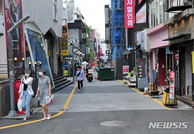 [광주=뉴시스] 김혜인 기자 = 지난 15일 오전 마스크를 착용한 시민이 광주 광역시 동구 충장로 일대를 오가고 있다. 2020.09.15. hyein0342@newsis.com