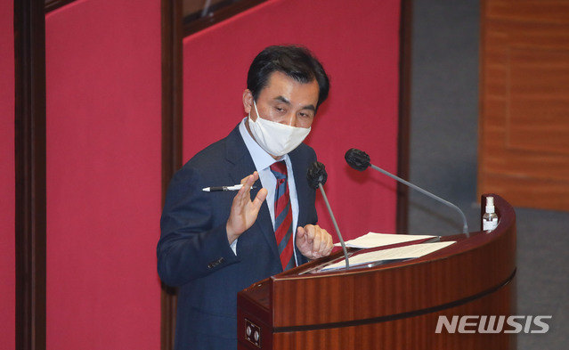 [서울=뉴시스] 김진아 기자 = 안규백 더불어민주당 의원이 15일 오후 서울 여의도 국회 본회의에서 열린 외교·통일·안보 분야 대정부질문에서 정경두 국방부 장관에게 질의하고 있다. (공동취재사진) 2020.09.15.&nbsp; photo@newsis.com