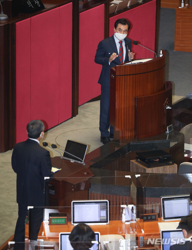 [서울=뉴시스] 김진아 기자 = 안규백 더불어민주당 의원이 15일 오후 서울 여의도 국회 본회의에서 열린 외교·통일·안보 분야 대정부질문에서 정경두 국방부 장관에게 질의하고 있다. (공동취재사진) 2020.09.15. photo@newsis.com