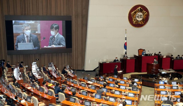 [서울=뉴시스]최동준 기자 = 정경두 국방부 장관이 15일 오후 서울 여의도 국회에서 하태경 국민의힘 의원 질문에 답변하고 있다. (공동취재사진) 2020.09.15. photo@newsis.com