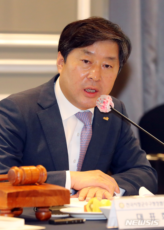 [서울=뉴시스]배훈식 기자 = 황명선 전국시장군수구청장협의회 신임 대표회장이 15일 오후 서울 영등포구 여의도 켄싱턴호텔에서 열린 민선 7기 3차년도 제1치 공동회장단 회의에 참석해 취임사를 하고 있다. 2020.09.15. dahora83@newsis.com