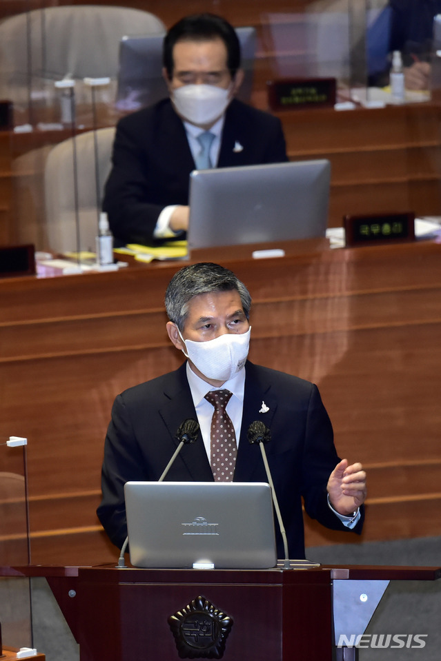 [서울=뉴시스]최동준 기자 = 정경두 국방부 장관이 15일 오후 서울 여의도 국회 본회의에서 진행된 외교통일안보에 관한 대정부질문에서 의원의 질의에 답변하고 있다. (공동취재사진) 2020.09.15. photo@newsis.com