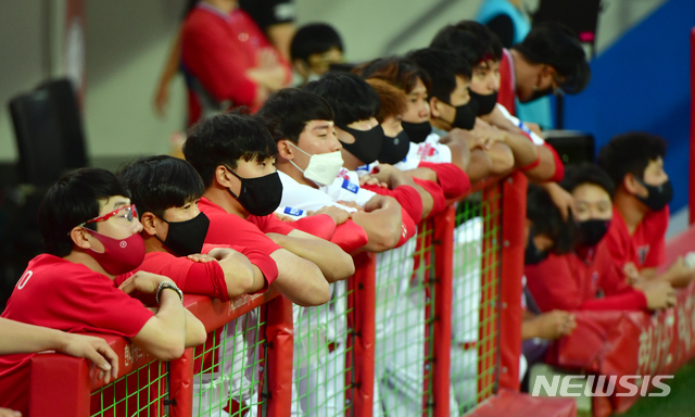 [광주=뉴시스] 류형근 기자 = 15일 오후 광주 북구 광주-기아챔피언스필드에서 열린 2020프로야구 KIA 타이거즈 대 SK 와이번스의 경기, KIA 선수들이 마스크를 착용하고 경기를 지켜보고 있다. 2020.09.15. hgryu77@newsis.com