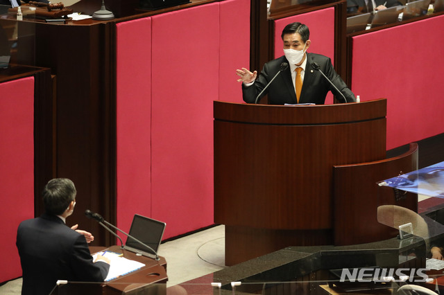 [서울=뉴시스] 최동준 기자 = 신원식 국민의힘 의원이 15일 오후 국회에서 열린 외교·통일·안보 분야 대정부질문에서 정경두 국방부장관에게 질의하고 있다. (공동취재사진) 2020.09.15.photo@newsis.com