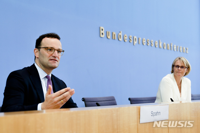 [베를린=AP/뉴시스] 독일의 옌스 슈판(왼쪽) 보건부 장관과 아냐 카를리체크 교육연구부 장관은 15일(현지시간) 베를린에서 공동 기자회견을 열고 2021년 초 신종 코로나바이러스 감염증(코로나19) 백신의 공급이 시작될 예정이라고 밝혔다. 2020.9.16.
