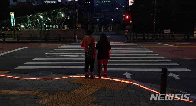 [서울=뉴시스] 서울 중구 신당역 광희초등학교 앞 횡단보도 붉은 바닥신호등에 행인들이 신호가 바뀌기를 기다리고 있다. (사진=중구 제공) 2020.09.16. photo@newsis.com