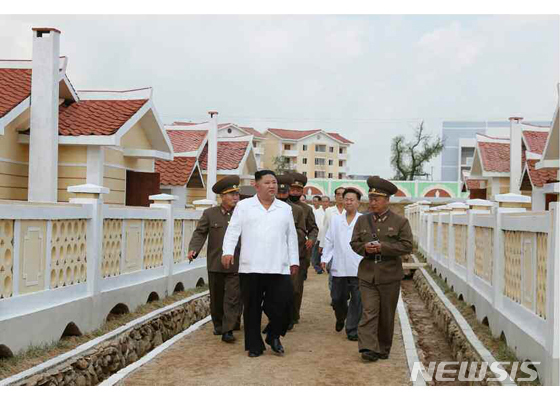 【서울=뉴시스】 지난 15일 북한은 김정은 국무위원장이 올 여름 극심했던 폭우와 태풍 피해로 복구된 황해북도 금천군 강북리를 시찰했다고 보도했다. 북한은 이 마을을 재해 복구사업의 첫 성공지로 자평했으나, 미국의 북한전문 매체인 NK뉴스는 실제로 지난 6월부터 공사가 진행돼온 곳이라고 16일 밝혔다. (사진=노동신문 캡처) 2020.09.15.