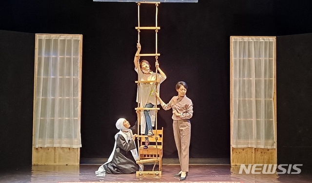 [청주=뉴시스]강신욱 기자 = 1970년 창단해 충북 청주에서 활동하는 극단 시민극장이 올해 창단 50주년을 맞아 16일부터 19일까지 기념공연을 한다. 공연작은 미국 희곡작가 존 필미어의 작품 '신의 아그네스'. 사진은 리허설 모습. (사진=극단 시민극장 제공) 2020.09.16. photo@newsis.com