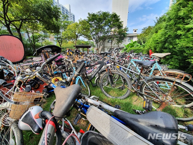 [청주=뉴시스] 무단 방치된 자전거들이 충북 청주시 서원구 한 아파트 단지 임시 보관 장소에서 폐기 처분 절차를 기다리고 있다. (사진= 뉴시스 DB) photo@newsis.com
