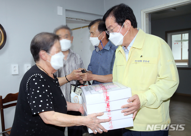 [대전=뉴시스] 장종태 대전 서구청장이 16일 지난 7월 30일 집중호우로 침수된 정림동 코스모스아파트를 찾아 후원물품을 전달하며 위문하고 있다. 