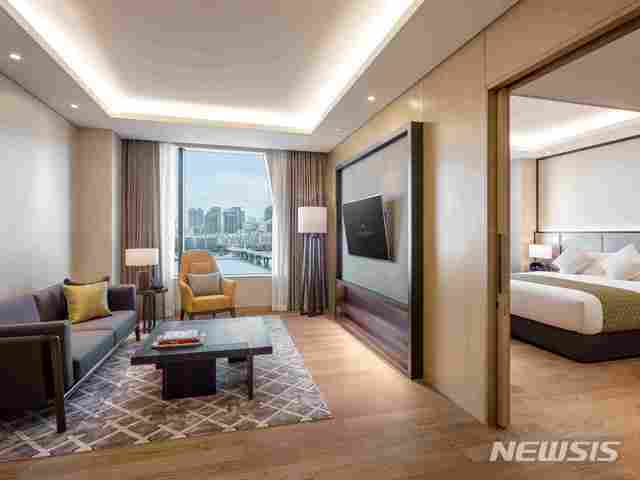 [서울=뉴시스]그랜드 머큐어 앰배서더 호텔 앤 레지던스 서울 용산의 디럭스 스위트 1베드룸