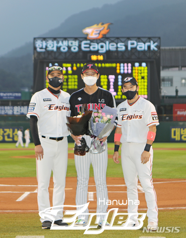 [서울=뉴시스] 한화 이글스가 16일 대전 한화생명이글스파크에서 마지막으로 대전을 방문하는 LG 트윈스 박용택을 위한 행사를 열었다. (사진 = 한화 이글스 제공)