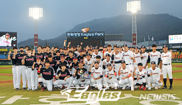 [서울=뉴시스] 한화 이글스가 16일 대전 한화생명이글스파크에서 마지막으로 대전을 방문하는 LG 트윈스 박용택을 위한 행사를 열었다. (사진 = 한화 이글스 제공)