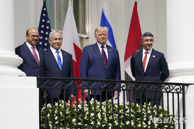  [워싱턴=AP/뉴시스]도널드 트럼프(오른쪽 세 번째) 미국 대통령이 15일(현지시간) 백악관 사우스론에서 열리는 이스라엘·UAE·바레인 정상과의 '아브라함 협정'(Abraham Accords) 서명식에 앞서 블루룸 발코니에서 기념촬영을 하고 있다. 협정 명칭은 유대교, 이슬람교, 기독교의 공통 조상인 아브라함의 이름에서 따온 것으로 알려졌다. 왼쪽부터 압둘라티브 빈 라시드 알자야니 바레인 외무장관, 베냐민 네타냐후 이스라엘 총리, 셰이크 압둘라 빈 자예드 알나흐얀 UAE 외무장관. 2020.09.16. 
