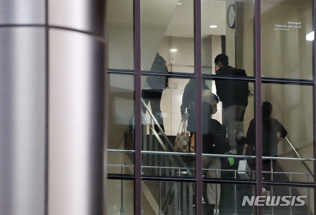 [서울=뉴시스] 고승민 기자 = 2021학년도 수능을 앞둔 수험생들이 9월 모의고사를 실시하기 위해 16일 서울 강남구 모 학원으로 등원하고 있다. 2020.09.16.kkssmm99@newsis.com (사진은 본 기사와 관련이 없습니다.)