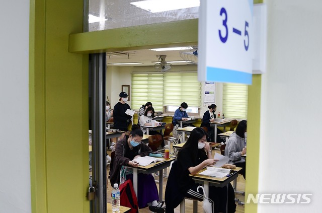 [서울=뉴시스]배훈식 기자 = 2021학년도 대학수학능력시험 9월 모의평가가 치러진 16일 오전 서울 영등포구 여의도여자고등학교에서 고3 수험생들이 시험 준비를 하고 있다. 이번 모의평가는 한국교육과정평가원에서 수능 전 실시하는 마지막 평가다. 2020.09.16.&nbsp; photo@newsis.com